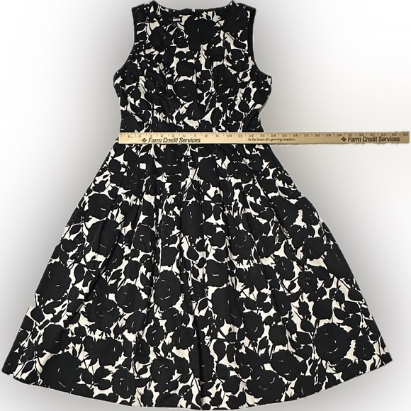 Talbots Petite Sleeveless Floral Fit and Flare Dress-Size 2P - Picture 5 of 7